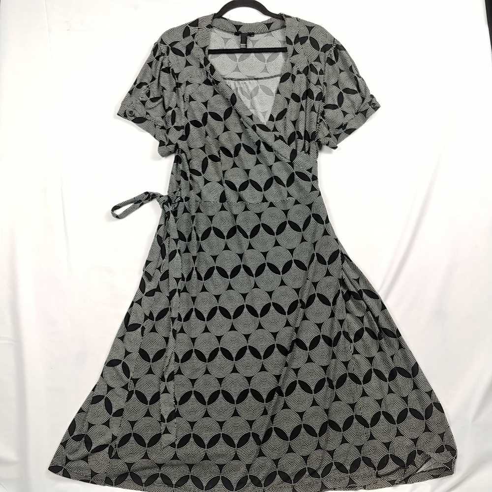 *Mossimo Wrap Dress Women 20/22W Short Sleeve Black White Geometric